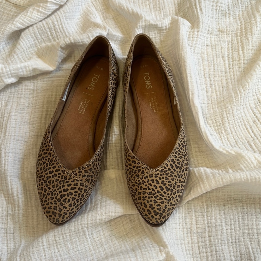 Toms jutti leopard flats size 7.5 W